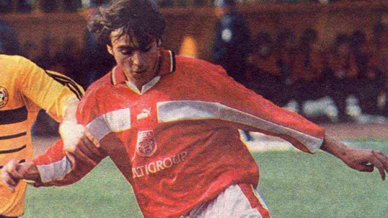 Димитър Бербатов – 5 милиона марки
В началото на 2001 г. нападателят на ЦСКА Димитър Бербатов преминава в Байер (Леверкузен). Трансферът се осъществява в германски марки, тъй като Берлин все още не е приел еврото като парична единица. Първоначалният договор е за 4,5 милиона, плюс още 500 000 под условие българинът да изиграе 75 мача с екипа на „аспирините”. Така ЦСКА прибира общо 5 милиона само от тази сделка, което пресметнато по курса марка – евро прави около 2,5 милиона. Отделно впоследствие получава допълнителни процентни постъпления от препродажбите му в Тотнъм (15,7 млн евро), Манчестър Юнайтед (38,85 млн. евро) и Фулъм (5 млн. паунда).