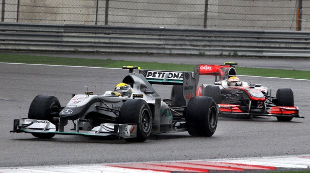 За 2010 Нико е вече пилот на Mercedes и успява да се доближи до челото на класирането и Хамилтън, но взима само два подиума с новия си тим.