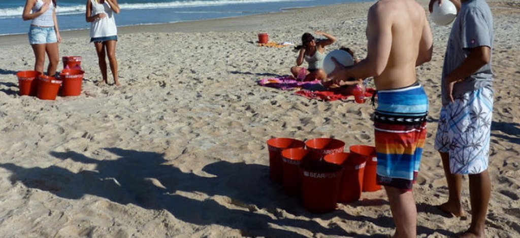 Гигантски Beer pong. То не може само лежане, трябва и да се спортува. 
