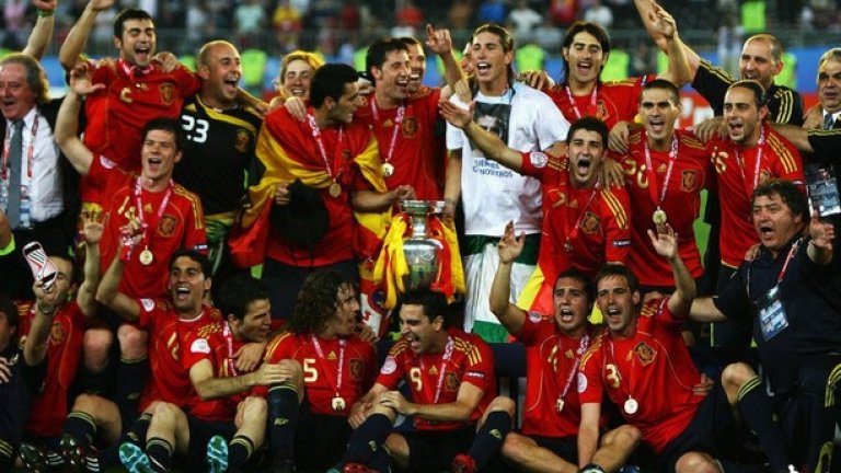 1. Испания, 2008-2012
След 44-годишно чакане, Испания спечели европейското първенство през 2008 г. и добави втори голям трофей във витрината си. Тогавашният състав на Ла Фурия притежаваше от всичко по много - талант, младост, опит и изумителни звезди, които направиха триумфа възможен. Единствен гол на Фернандо Торес на финала срещу Германия реши първенството в полза на испанците. И това даде тон на историческите успехи. През 2010-а испанците спечелиха и световната титла, а две години по-късно отново бяха кралете на Европа. 