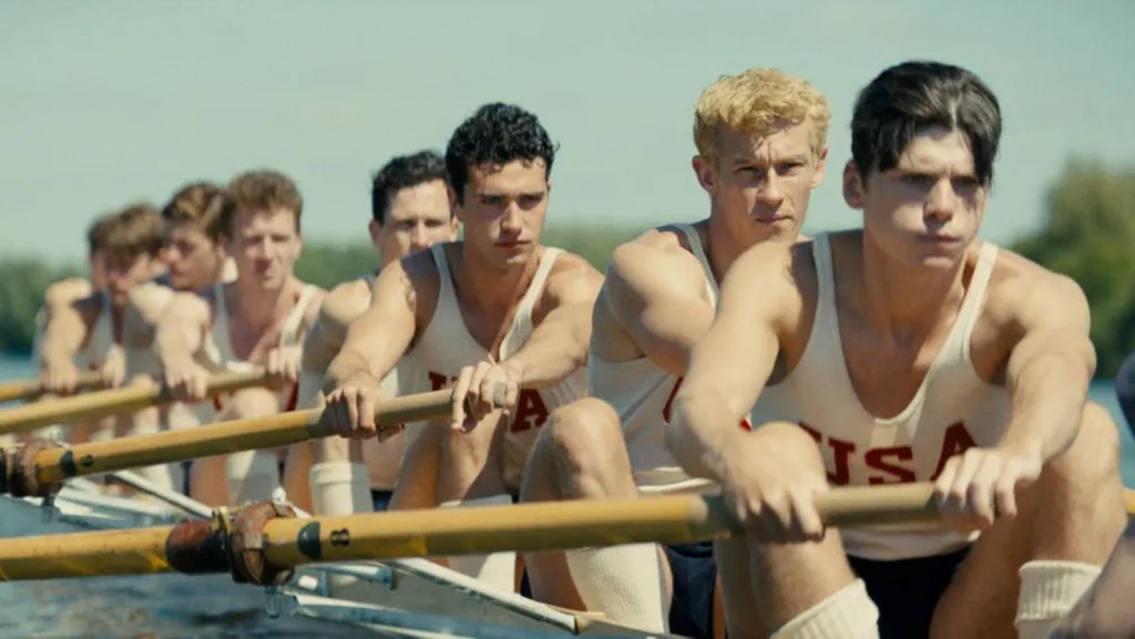 “Звезден отбор”
Къде да го гледаме: в Apple TV+
Клише е, но “Звезден отбор”, режисиран от Джордж Клуни, е позната спортна драма, на която почитателите на жанра биха се зарадвали. Сюжетът е вдъхновен от реалната история на олимпийския отбор по гребане на Университета Вашингтон.
През 1936 г. няколко студенти се събират и решават да се явят на Летните олимпийски игри в Берлин, за да дадат повод за радост и вдъхновение във времената на Втората световна война.
