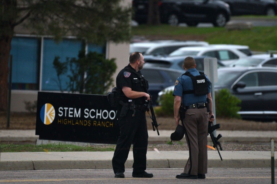 Един загинал и осем ранени ученици след стрелба в училище в Колорадо