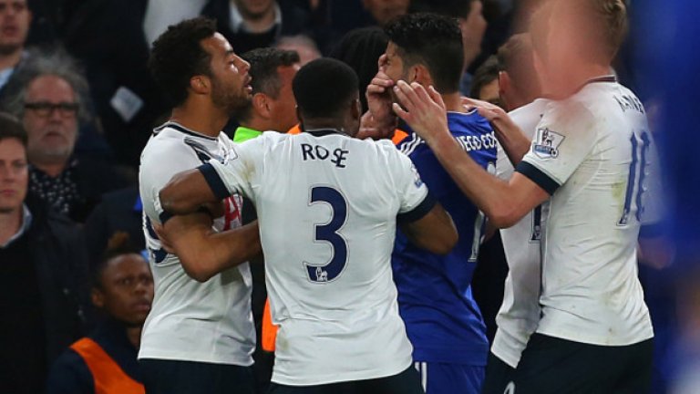 Двубоят бе изпълнен с физически единоборства, раздадени лакти, груби влизания, дори Маурисио Почетино се наложи да влезе на терена, за да разтърве едно спречкване покрай тъчлинията