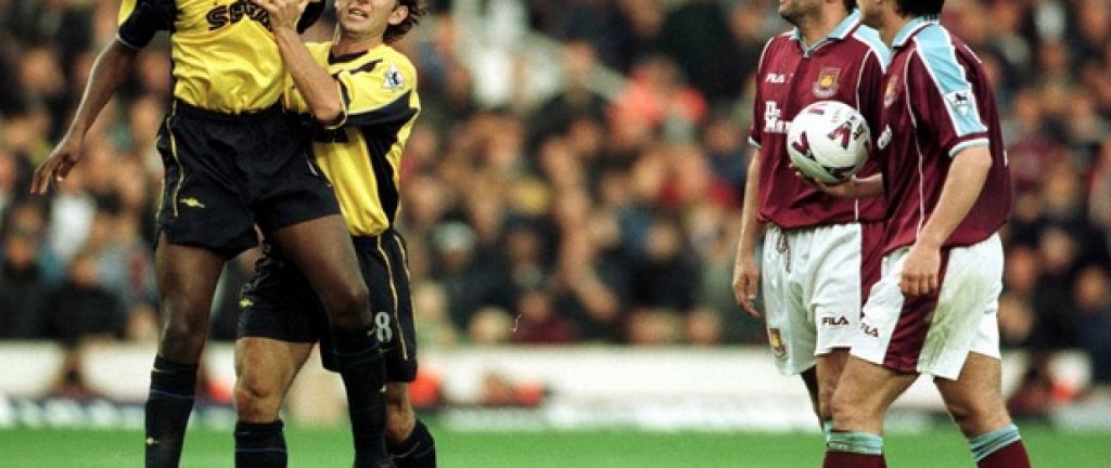 10. Уест Хем – Арсенал 2:1, октомври 1999 г.
Паоло Ди Канио вкара и двата гола за домакините. Точно за нарушение срещу него бе изгонен Патрик Виейра. След това французинът удари Нийл Рудок, като изглеждаше, че дори го наплю. По-късно и Марк-Вивиан Фо бе изгонен.