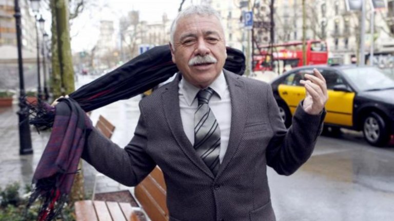 На 68 години е, в добро здраве, вечно позитивен и усмихнат. Води предаване за футбол по националното радио и никога не спестява никому нищо. Е, говори и за политика понякога, но признава, че избягва да влиза в тази тема.