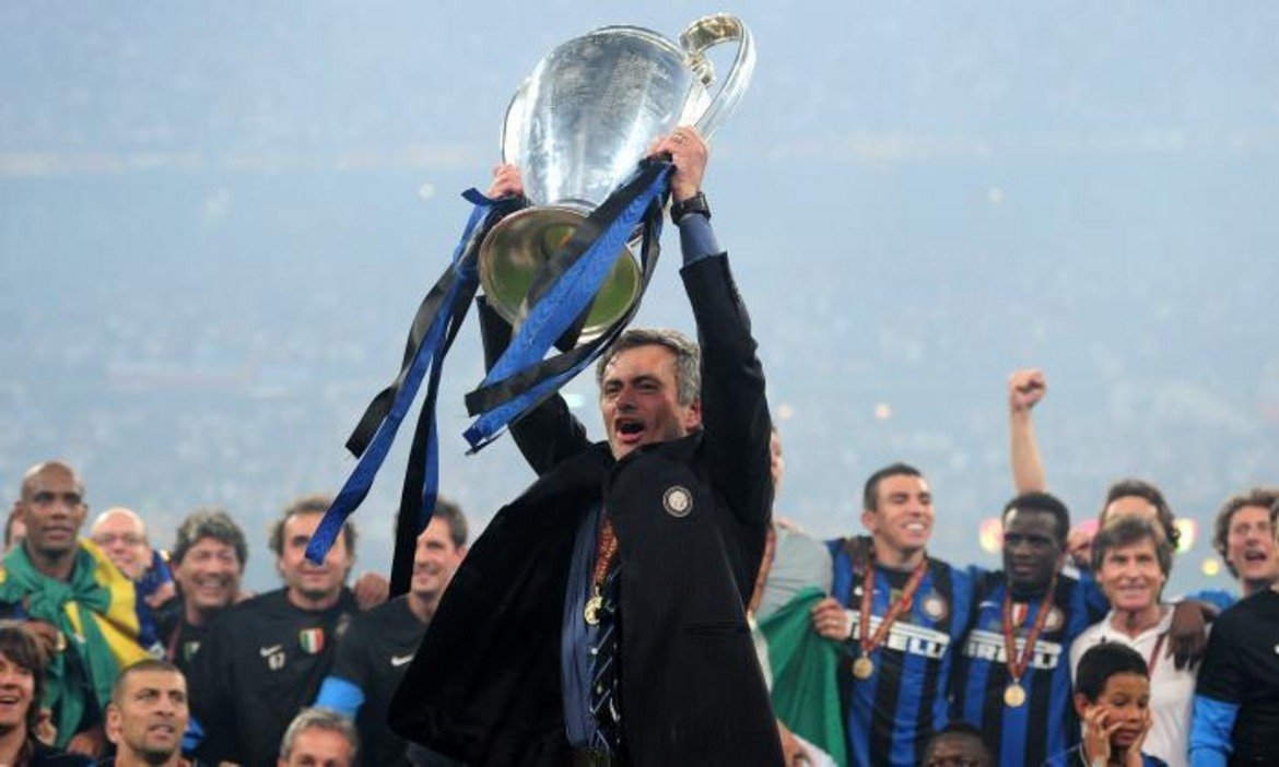 Интер, 2009/10
Жозе започна работа в Италия през юни 2008 г. В дебютния си сезон вдигна Суперкупата и титлата в Калчото. Големият триумф обаче беше във втората му кампания. Интер спечели требъл - Скудетото, Купата на Италия и Шампионската лига. Европейската титла бе първа за Интер от 45 години.