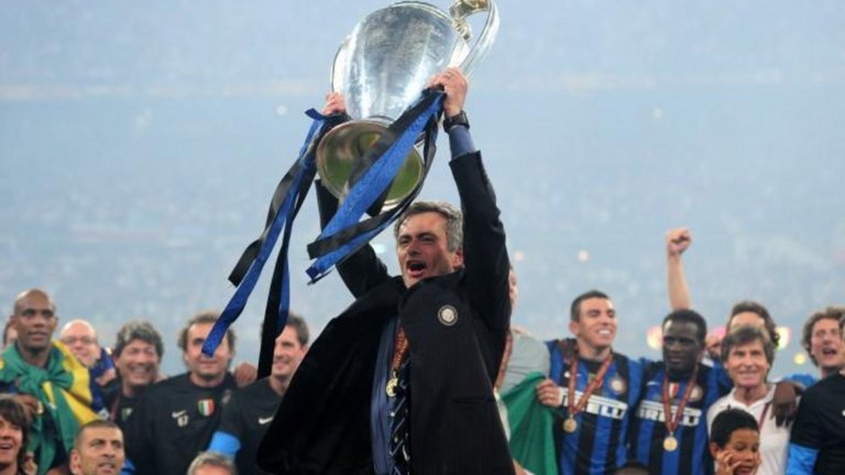 Интер, 2009/10
Жозе започна работа в Италия през юни 2008 г. В дебютния си сезон вдигна Суперкупата и титлата в Калчото. Големият триумф обаче беше във втората му кампания. Интер спечели требъл - Скудетото, Купата на Италия и Шампионската лига. Европейската титла бе първа за Интер от 45 години.