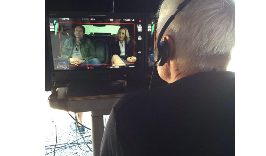 Режисьорът, сценарист и продуцент на сериала Крис Картър пусна първата снимка от снимачната площадка в профила си в Twitter