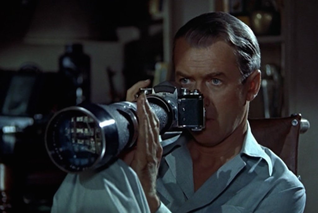 "REAR WINDOW" 
1954 
Ню Йорк е повален от топлинна вълна, а на Джеф е повален на количка със счупен крак. Той обаче има телескоп и се забавлява много добре. 