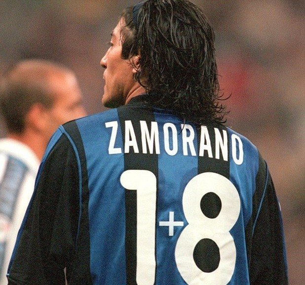 Този номер го е измислил преди 15 години Иван Саморано. В Интер деветката бе за Роналдо, но чилиецът си сложи плюсче между 1 и 8 на 18-аката и пак бе №9. По негов собствен си начин.