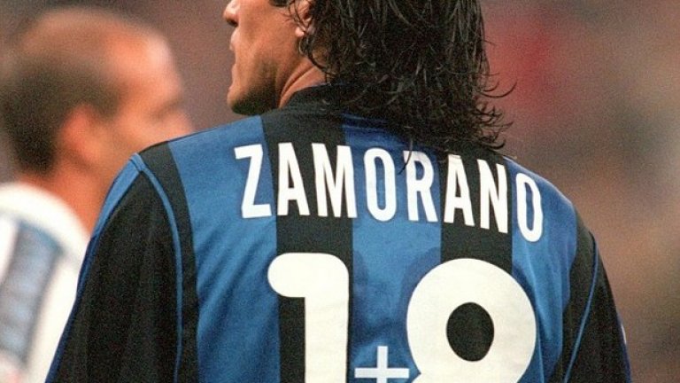 Този номер го е измислил преди 15 години Иван Саморано. В Интер деветката бе за Роналдо, но чилиецът си сложи плюсче между 1 и 8 на 18-аката и пак бе №9. По негов собствен си начин.