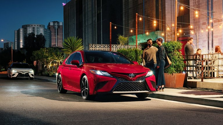 Toyota Camry 
След 14 години отсъствие от по-голямата част от европейския пазар, явно Camry най-накрая планира голямото си завръщане на Стария континент в сегмента на седаните. До момента все пак Camry се радваше на доста голяма популярност в САЩ. 
Toyota ще предлага модела в с два вида двигатели, както и в хибриден вариант. Ускорява от 0 до 100 км/ч за малко над 8 секунди и ще може да вдига до 200 км/ч. Дължината на новото Camry e 4,8 метра, а широчината 1,84 метра. Вътре е оборудван с 8-инчов инфотеймънт екран, а опциите за интериора са бежов и черен.