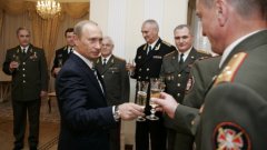 Руският президент Владимир Путин в компанията на висши офицери от Главното разузнавателно управление на Генералния щаб на армията