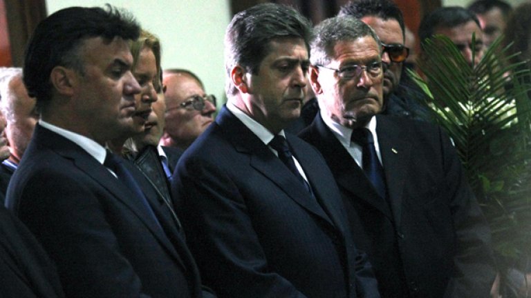 Георги Първанов и Борислав Михайлов бяха сред стотиците уважили поклонението пред Иван Славков