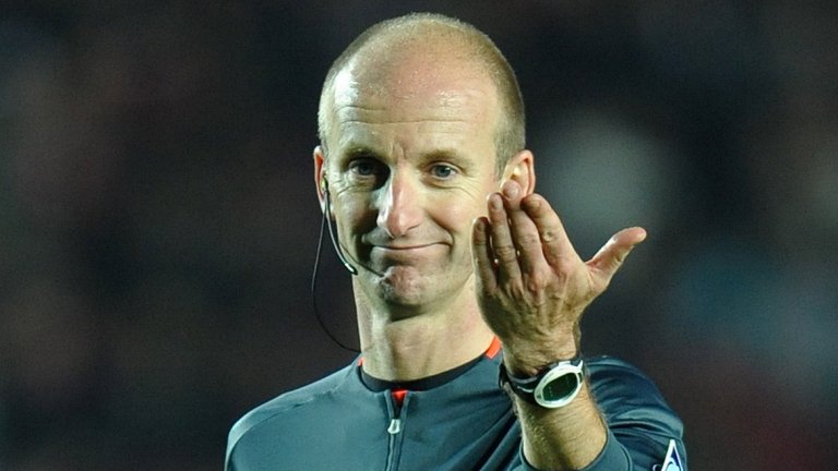 Към Райли имаше доста критики още по време на съдийската му кариера, а като шеф на съдиите в Англия също неведнъж е бил под прицел. В началото на 2015 г. той отново беше атакуван яростно за поредицата от съдийски грешки в мачовете, като тогава друг бивш рефер, Греъм Пол, призова Райли да бъде уволнен. Самият Райли отговори със статистиката, че 95% от важните решения на съдиите били правилни. В края на сезон 2014/2015 обаче той призна, че нивото на реферите е паднало. Две години по-късно отново се говори, че нивото на съдийството в Англия не просто пада, а бележи историческо дъно от създаването на Висшата лига насам