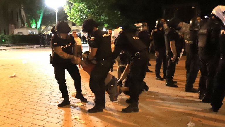 СДВР: 126 задържани след протестите вчера, над 80 пострадали полицаи