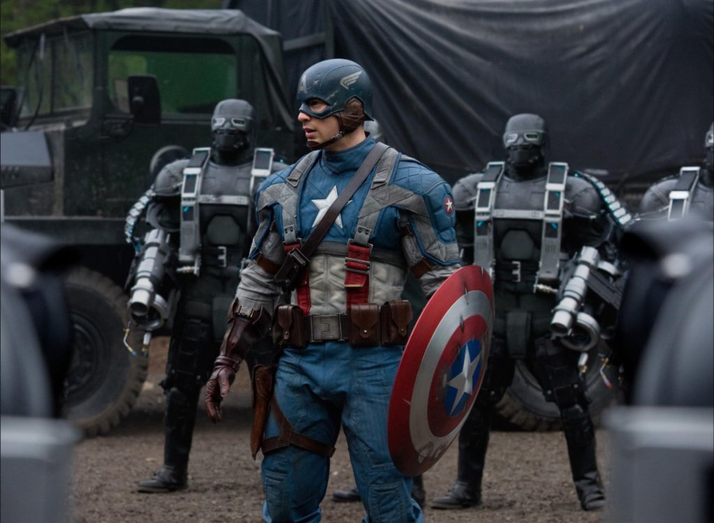 „Капитан Америка: Първият отмъстител“ (Captain America: The First Avenger, 2011)
Това е първият филм, който ни запознава с историята на войника Стив Роджърс и неговата саможертва за родината по време на Втората Световна война. Сюжетът на лентата проследява неговата любовна история с ген. Пеги Картър, преди той да бъде подложен на военен експеримент, който му дава свръхспособности. Роджърс е замразен за десетилетия, превръщайки се в първия отмъстител.