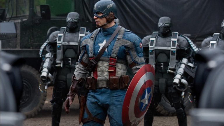 „Капитан Америка: Първият отмъстител“ (Captain America: The First Avenger, 2011)
Това е първият филм, който ни запознава с историята на войника Стив Роджърс и неговата саможертва за родината по време на Втората Световна война. Сюжетът на лентата проследява неговата любовна история с ген. Пеги Картър, преди той да бъде подложен на военен експеримент, който му дава свръхспособности. Роджърс е замразен за десетилетия, превръщайки се в първия отмъстител.