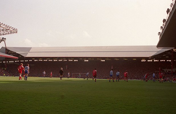 Общ план на "Анфийлд" от края на сезон 1992-93. Юнайтед на Сър Алекс преследва първата си титла от четвърт век, но Ливърпул удря косвено рамо на Лийдс след победа с 2:0 с попадения на Йън Ръш и Марк Уолтърс. Шампион става Лийдс...  
