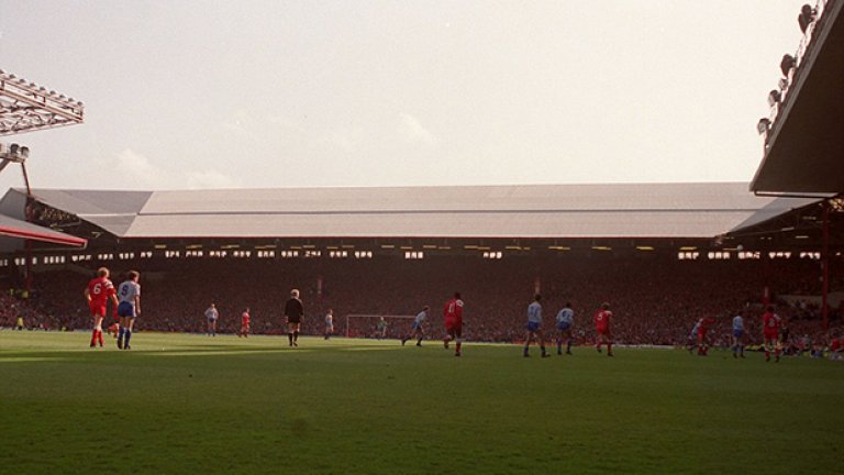 Общ план на "Анфийлд" от края на сезон 1992-93. Юнайтед на Сър Алекс преследва първата си титла от четвърт век, но Ливърпул удря косвено рамо на Лийдс след победа с 2:0 с попадения на Йън Ръш и Марк Уолтърс. Шампион става Лийдс...  
