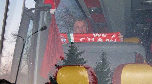 Отмар Хитцфелд в автобуса на швейцарския национален отбор с шалчето на фенклуба, което момчетата му подариха