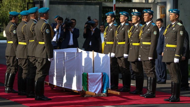 С официални почести тленните останки на президента Каримов преминаха през Ташкент към летището