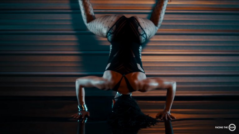 По цял свят рапери говорят за злата, коли, френска любов и дебели дупета, ние тук цял живот да римуваме как се е провалил прехода с как няма бъдеще в тая държава и колко мразим тия в парламента ли, какво? Tо това си го знаем.