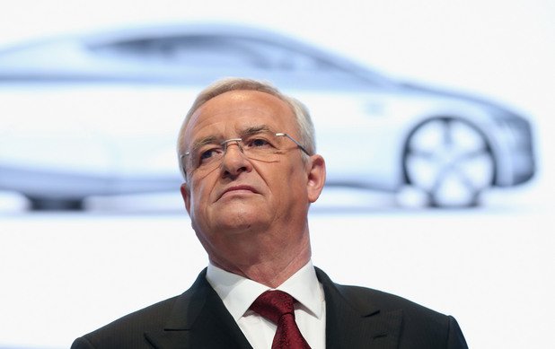 Само преди две седмици ръководството на Volkswagen реши да удължи мандата на Мартин Винтеркорн начело на компанията с още две години. От утре новият му договор трябваше да бъде факт. Вместо това Винтеркорн се принуди да подаде оставка.