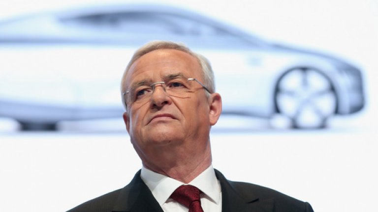 Само преди две седмици ръководството на Volkswagen реши да удължи мандата на Мартин Винтеркорн начело на компанията с още две години. От утре новият му договор трябваше да бъде факт. Вместо това Винтеркорн се принуди да подаде оставка.
