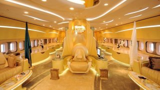Според слуховете частният самолет на принц Алуалид бин Талал Boeing 747 за 220 млн. долара си има трон, а персоналът, обслужващ полетите е съставен от цели 14 стюардеси.