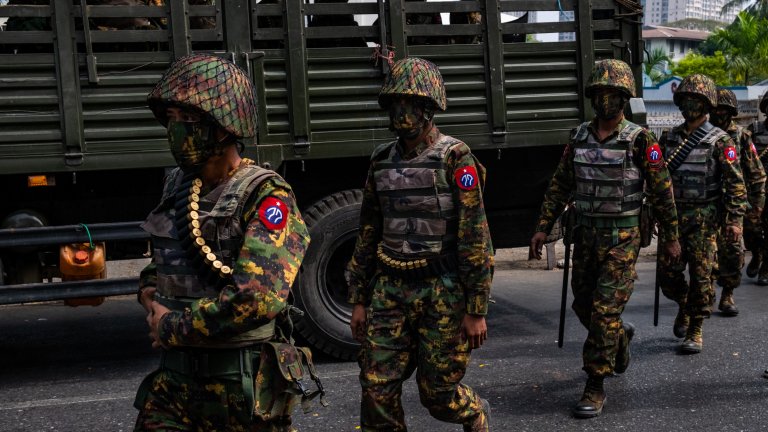 Войници по време на протести в Янгон средата на февруари миналата година