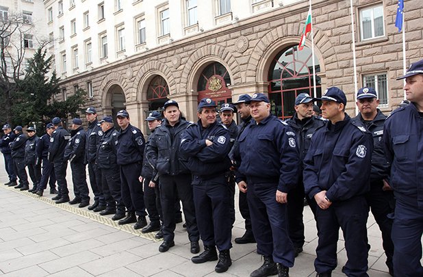 Полицейски кордон разделя протестиращите симпатизанти на "Атака" от президентството