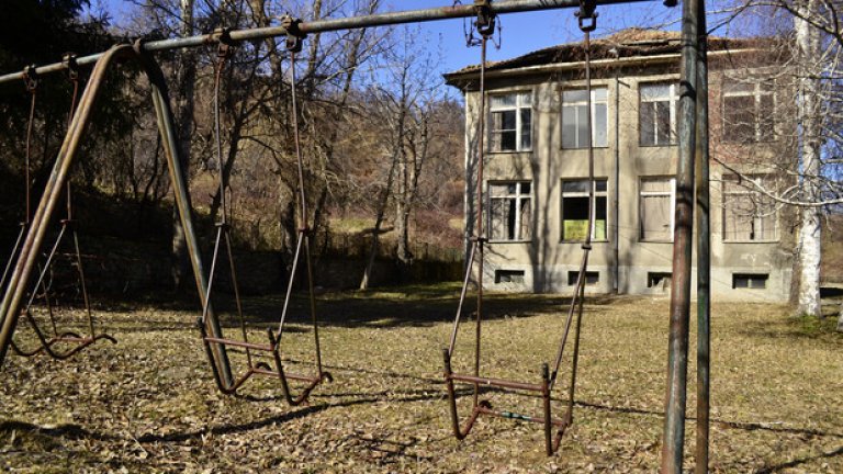 В Любино отдавна няма деца. Масовото обезлюдяване на селата в региона е причина основното училище "Юрий Гагарин" да затвори завинаги врати.