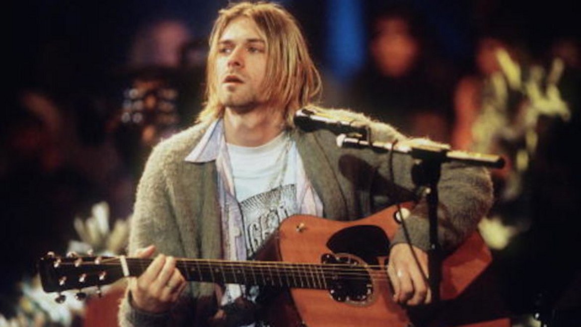  Nirvana - Smells Like a Teen Spirit 

Песента е първият сингъл от албума "Nevermind" и е масово най-популярното парче на групата. Често "Smells Like a Teen Spirit" е наричана "Химна на Поколението Х". Когато се прочува песента обаче, Кобейн започва да я ненавижда и не иска да я изпълнява на живо. 

В интервю за Rolling Stone вокалистът казва, че не харесва начина, по който публиката се фокусира върху една-единствена песен, а медии като MTV я натрапват в мозъците на всички. Кобейн допълва, че понякога иска да строши китарата си, свирейки и дори чувайки песента.