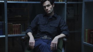 Джо, You
Поводът за това преброяване се дължи именно на злия и доста луд Джо от сериала на Netflix - You, изигран с хирургическа прецизност от Пен Баджли. На Пен очевидно му върви да играе кретени, защото се прочу с "Клюкарката", където беше мило момче, което в крайна сметка се оказа изнудвач и гадняр в най-общия смисъл да думата. You обаче е съвсем друга бира. 
Адаптация по романа на Каролайн Кенес, разказва за Джо, който дава вид на хрисим младеж с афинитет към четенето. Дълбоко в душата си обаче Джо е изтънчен психопат, който обича да наранява хората, не защото му харесва, а защото те пречат той да постигне целите си, а именно да бъде с жената, която обича.