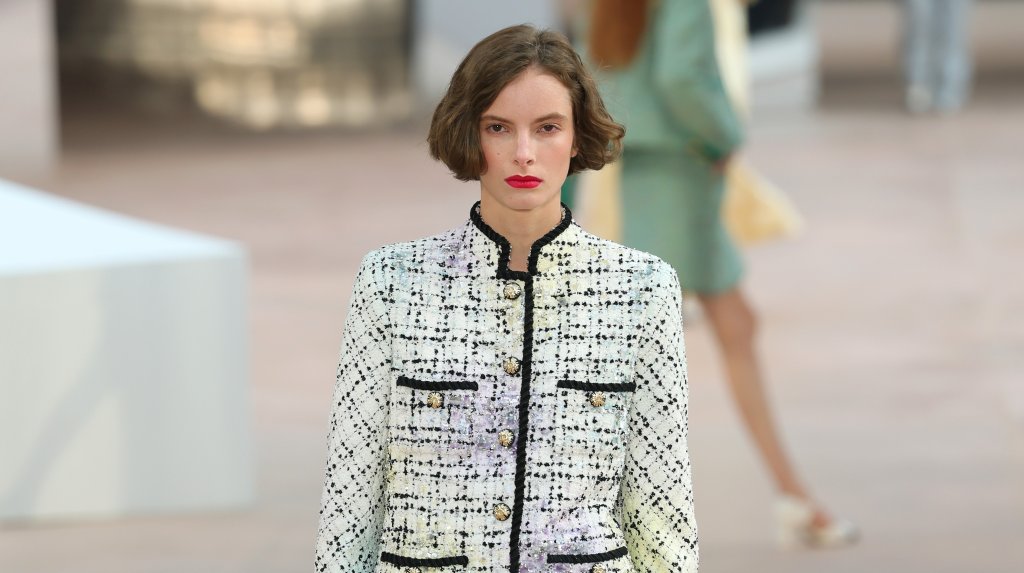 Класика с коктейлна нотка
Късите и класически якета, вдъхновени от вечните икони Коко Шанел и Жаклин Кенеди, се завръщат със замах. Силуетът е изчистен, линиите – премерени, а ефектът – уау! Перфектни за работа в офиса и също толкова удачни за вечерно просеко с приятелки.