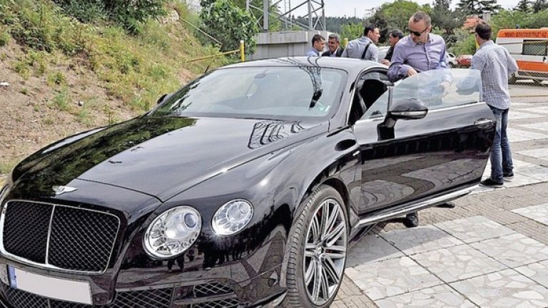 Бербатов пристигна в Солун за договора си с ПАОК с новия си любимец - Bentley Continental GT, който струва над 400 000 долара с екстрите.