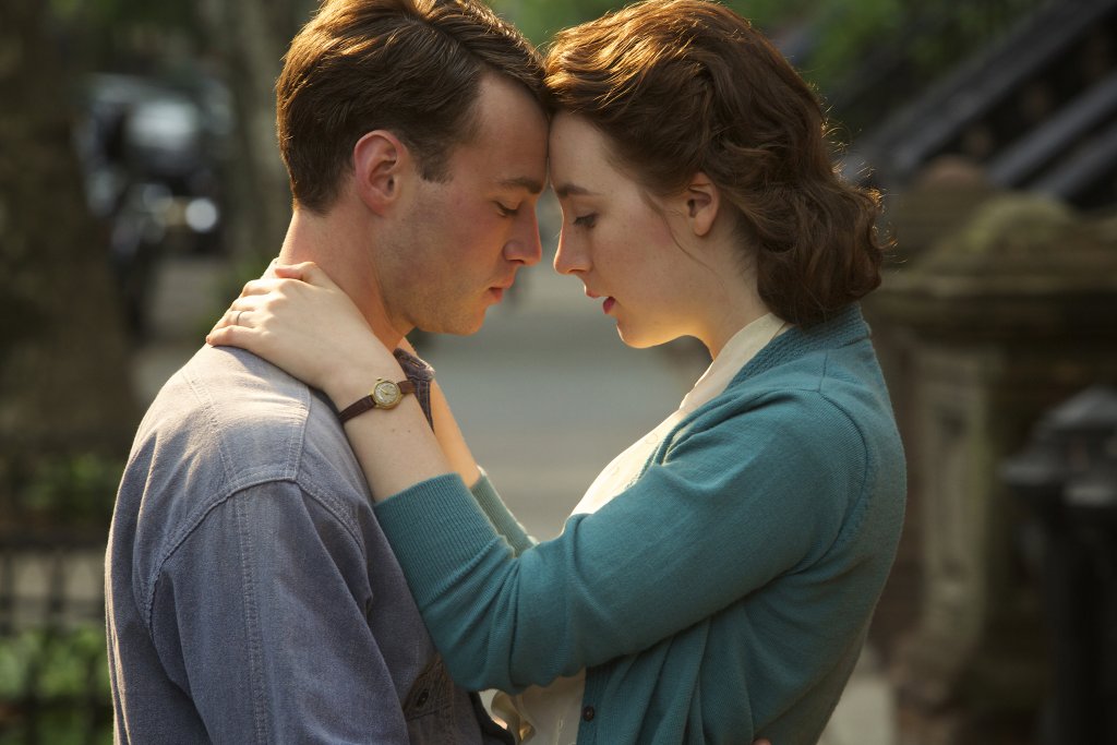 \"Бруклин\" (Brooklyn, 2015)

До голяма степен филмът на Джон Кроули лежи на раменете на Сърша Ронан. Не само защото сюжетът е изграден само върху животът на младото момиче, което се мерси от Ирландия в Ню Йорк, но и защото актрисата е великолеп