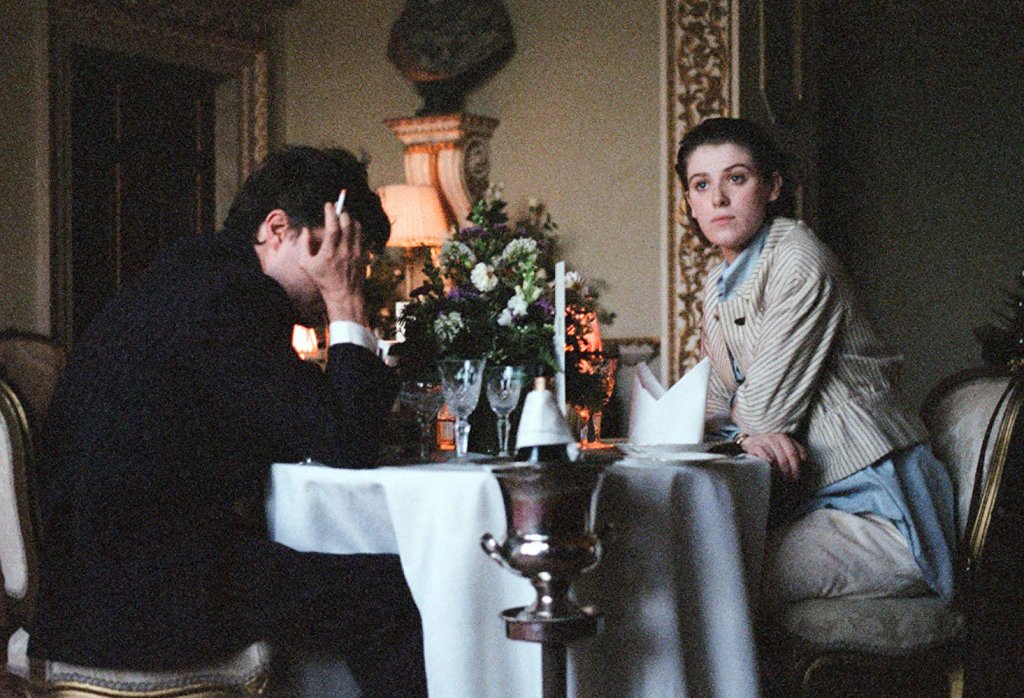 \"The Souvenir\"
Дори филмът да не беше спечелил одобрението на критиците и да беше захвърлен позорно в калта, ние щяхме да му обърнем внимание. Когато на един екран са майката и дъщеря Тилда Суинтън и Онър Суинтън Бърн, филмът просто се гледа. В тоз