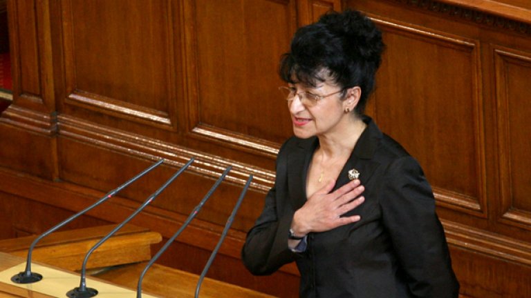 Здравният министър Анна-Мария Борисова репетира бъдещия химн на МЗ
