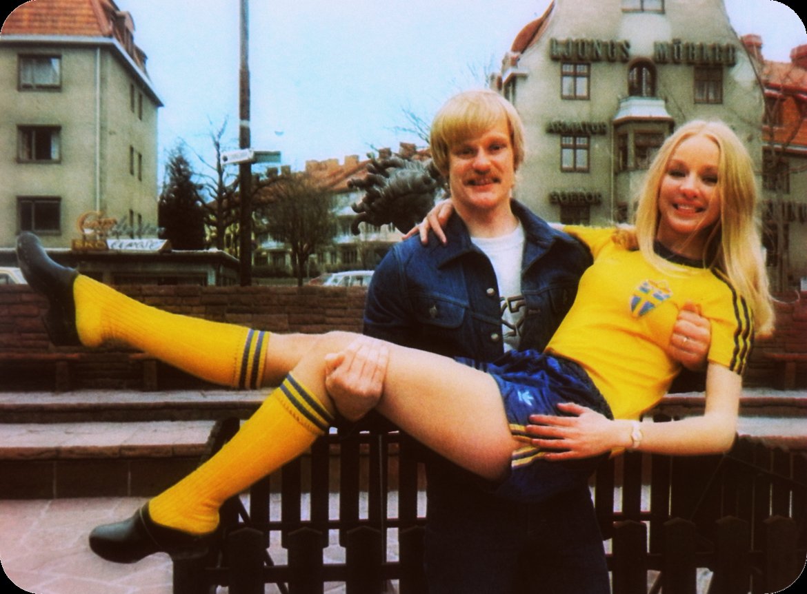 
Дръж здраво, Хелстрьом! 
Бившият вратар на Швеция Рони Хелстрьом се явява един от големите секс символи във футбола от 70-те години. Сравняван по красота с древногръцкия бог Аполон, високият 192 см футболист привлича хубавиците, както меда домашните мухи. Всички красавици, като блондинката Елен в ръцете му, признават, че не могат да устоят на очарователните му мустаци. Случайно или не, точно такива типове са на мода в шведското порно от същия период. Дръж Елен здраво, Рони!
