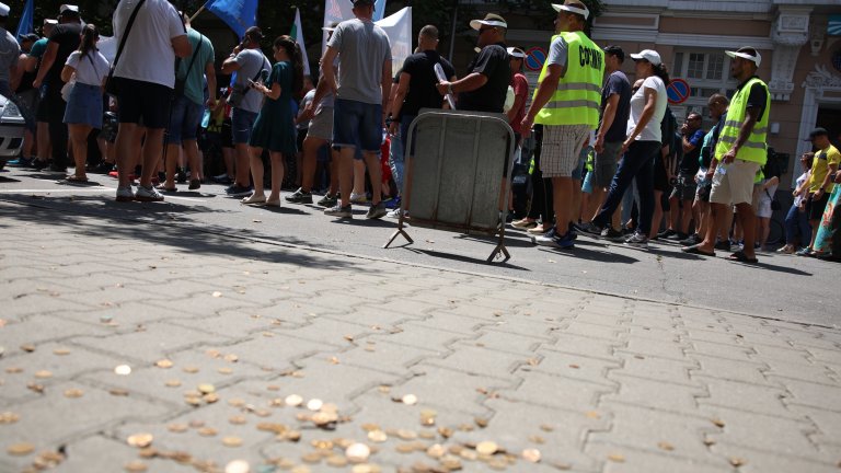 Стотици полицаи излязоха на протест в София заради ниските заплати в сектора