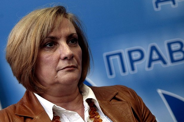 Екологичният министър Искра Михайлова не може да отключи замразените пари по Оперативна програма "Околна среда" - и стана европейски депутат