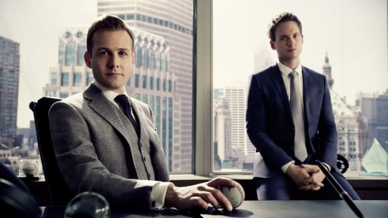 Suits  
Един от най-добрите сериали за адвокати в ефира в момента. Не смятаме The Good wife, която започна да се скапва, след като Джош Чарлз си тръгна. Единственият ни проблем със Suits е фактът, че сезонът му е разпокъсан жестоко – половината лятото, половината зимата, ама догодина. С изключение на това обаче нямаме забележки. 
 Гейбриъл Махт е велик в ролята на Харви Спектър и ни натъжава само фактът, че нито една академия или съюз на нещо в Америка не го е забелязал още. Но поводът ни за радост е, че Suits се завръщат с пети сезон по USA на 24 юни.