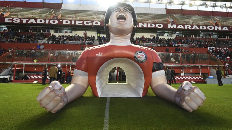 Надуваемият тунел с образа на Марадона, който бди над стадиона, носещ името на легендата. Съоръжението е с капацитет около 26 000 места