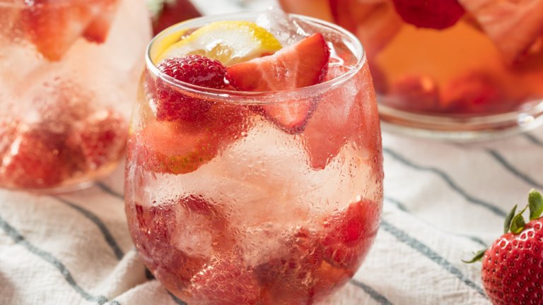 Розе сангрияЛюбимата сангрия може да има само 170 калории на чаша, ако я приготвите с леко бледо розе и газирана вода вместо калоричните натурални сокове. Добавете без да се притеснявате и плодове като ягоди, ябълка и ананас за малко по-богат вкус.