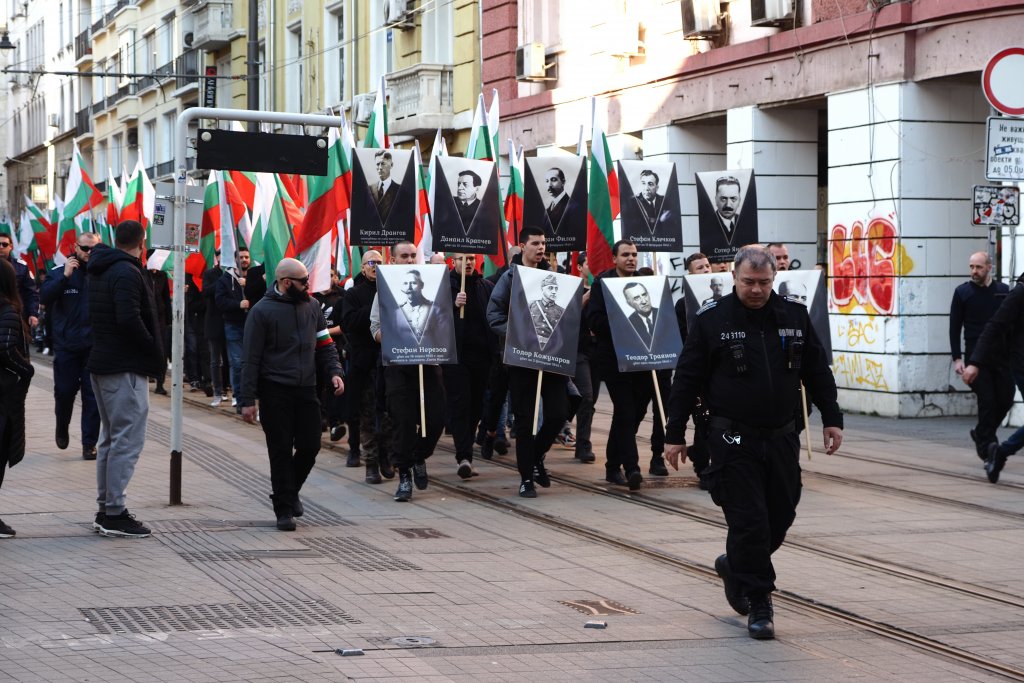 Вместо това те носеха български знамена и плакати на офицери от царската армия.