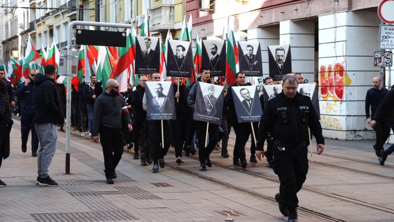 Вместо това те носеха български знамена и плакати на офицери от царската армия.