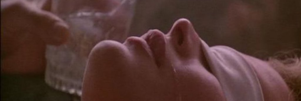 Девет седмици и половина  (1986)
Ким Бейсингър. Сцената с ледените кубчета е повече от сексуална. Със сигурност е вдъхновила доста еротични игри в реалния свят. 
