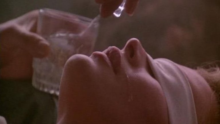 Девет седмици и половина  (1986)
Ким Бейсингър. Сцената с ледените кубчета е повече от сексуална. Със сигурност е вдъхновила доста еротични игри в реалния свят.